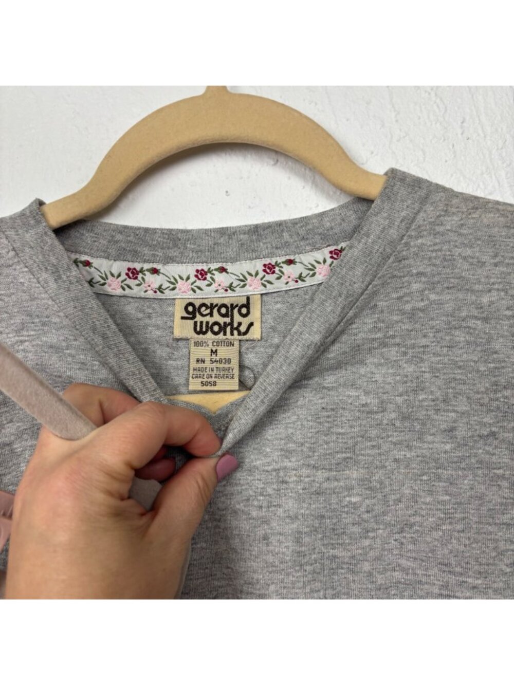 ✨3/$30 Vintage Gerard Works M "Jaime La Vie" Embroidered T-Shirt Grandmacore - Picture 4 of 5